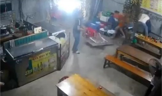 Quán nhậu ở xã Phú Lộc xảy ra vụ Sơn đâm anh D tử vong. Ảnh: Cắt từ clip được camera của quán ghi lại