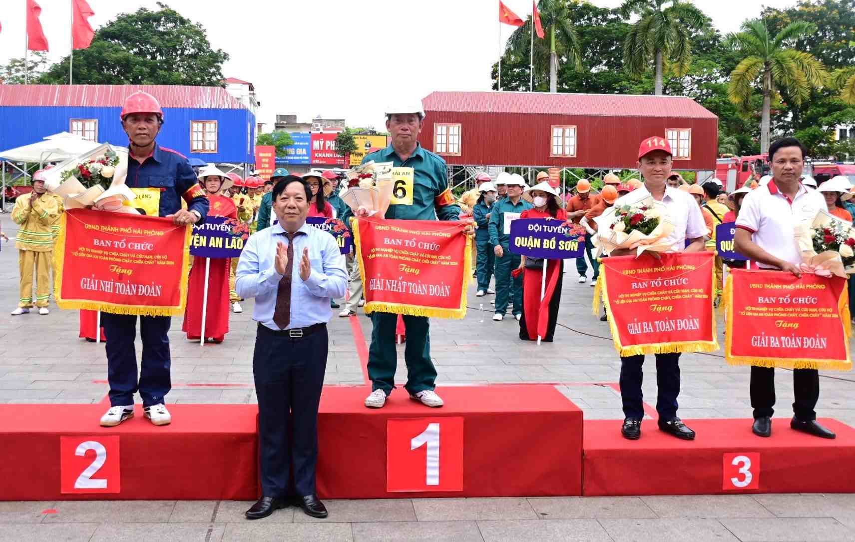 Phó Chủ tịch UBND thành phố Nguyễn Đức Thọ trao thưởng các Đội đạt giải cao tại Hội thi. Ảnh: Mai Dung