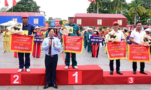 Phó Chủ tịch UBND thành phố Nguyễn Đức Thọ trao thưởng các Đội đạt giải cao tại Hội thi. Ảnh: Mai Dung