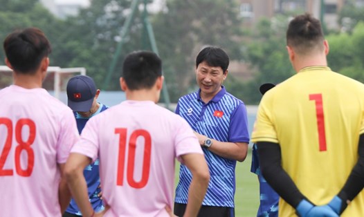Huấn luyện viên Kim Sang-sik chốt danh sách 23 cầu thủ tuyển Việt Nam đấu Iraq. Ảnh: VFF