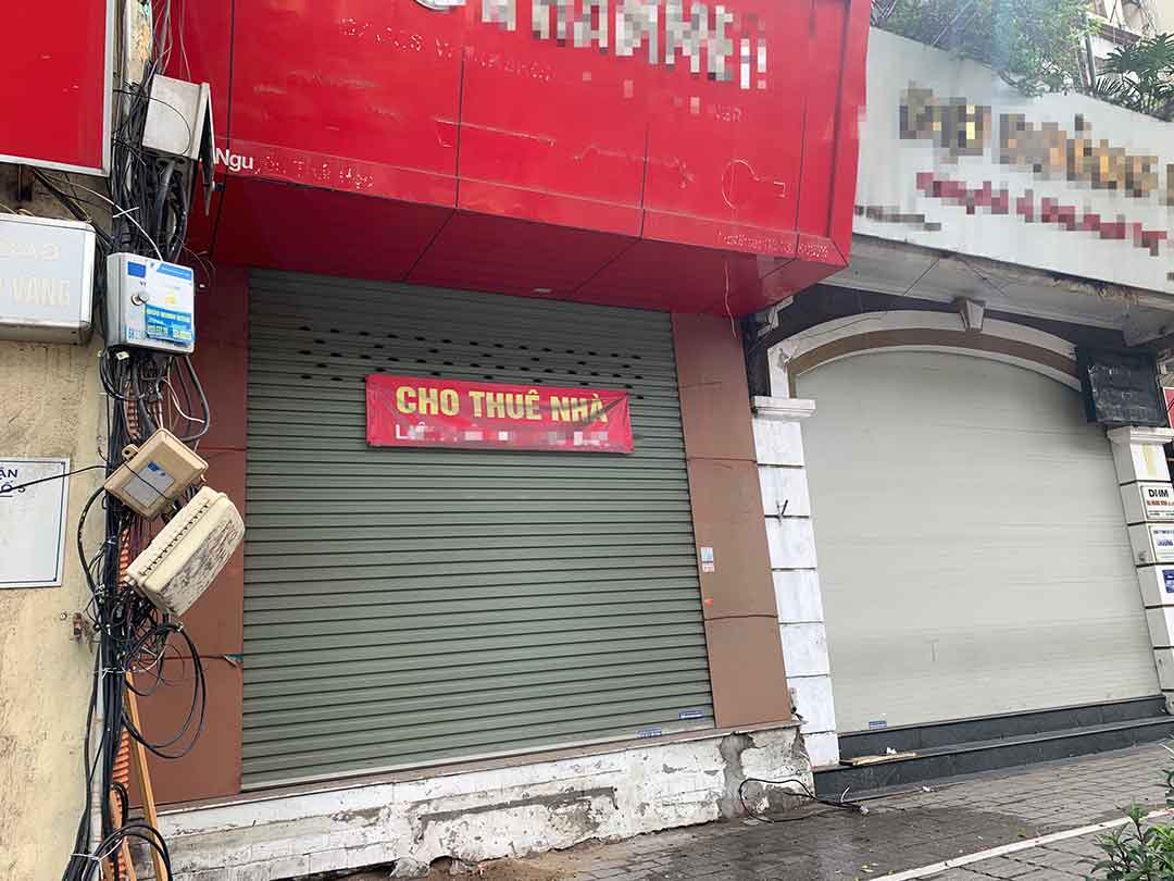 Một cửa hàng trên phố Nguyễn Thái Học đã “cửa đóng then cài” lâu ngày. Ảnh: Nhật Minh