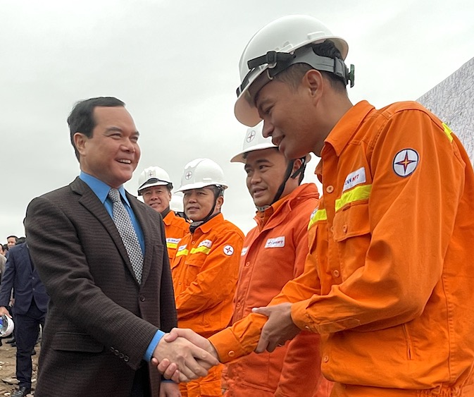 Chủ tịch Tổng LĐLĐVN Nguyễn Đình Khang động viên công nhân thi công đường dây 500kV mạch 3. Ảnh: Hà Anh