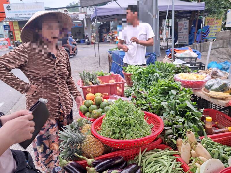 Chợ tạm ở khu vực công nhân tiềm ẩn nguy cơ mất an toàn vệ sinh thực phẩm. Ảnh: Nguyễn Linh