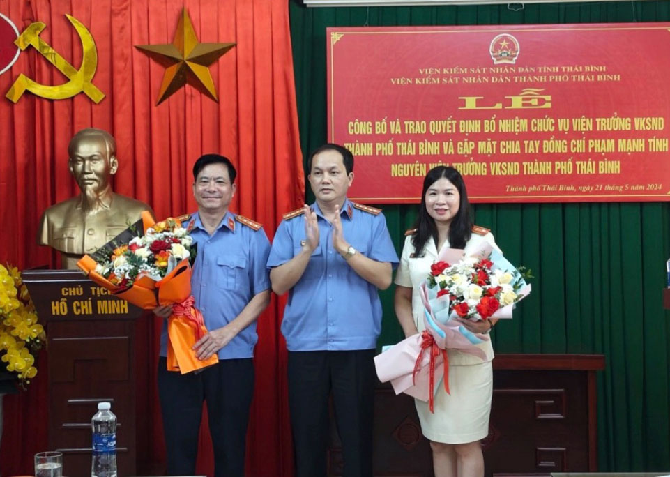 Bà Nguyễn Thị Vân Anh nhận quyết định bổ nhiệm giữ chức vụ Viện trưởng Viện KSND TP Thái Bình. Ảnh: Viện KSND tỉnh Thái Bình