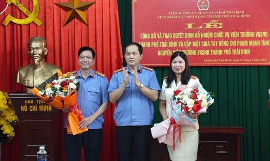 Bà Nguyễn Thị Vân Anh nhận quyết định bổ nhiệm giữ chức vụ Viện trưởng Viện KSND TP Thái Bình. Ảnh: Viện KSND tỉnh Thái Bình
