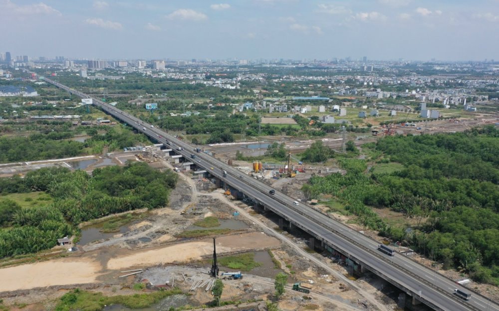 Tuyến đường trên sẽ xây mới với chiều khoảng dài 6km, rộng 60m, 12 làn xe. Các đơn vị thống nhất phương án điểm đầu tuyến ở đường Nguyễn Thị Định, điểm cuối tại nút giao Vành đai 3 TPHCM và cao tốc TPHCM - Long Thành - Dầu Giây. Khu vực này sẽ được xây dựng nút giao hoàn chỉnh, bao gồm các nhánh nối vào Vành đai 3 và tuyến cao tốc.