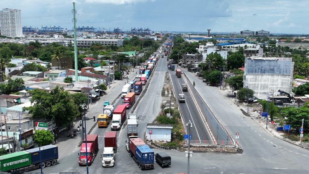  Đường Nguyễn Thị Định (đoạn từ nút giao Mỹ Thủy đến Phà Cát Lái) dài khoảng 2km, nhưng mỗi ngày “gánh” gần 20.000 lượt ôtô ra vào cảng Cát Lái, đa phần là xe container