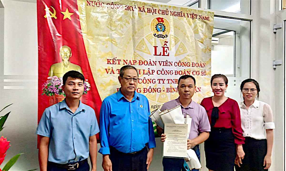 Trao quyết định thành lập công đoàn cơ sở tại Công ty TNHH Dương Đông - Bình Thuận. Ảnh: LĐLĐ Phan Thiết