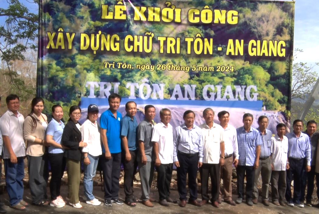 Lãnh đạo huyện và quan khách dự lễ khởi công. Ảnh: Tuấn Anh
