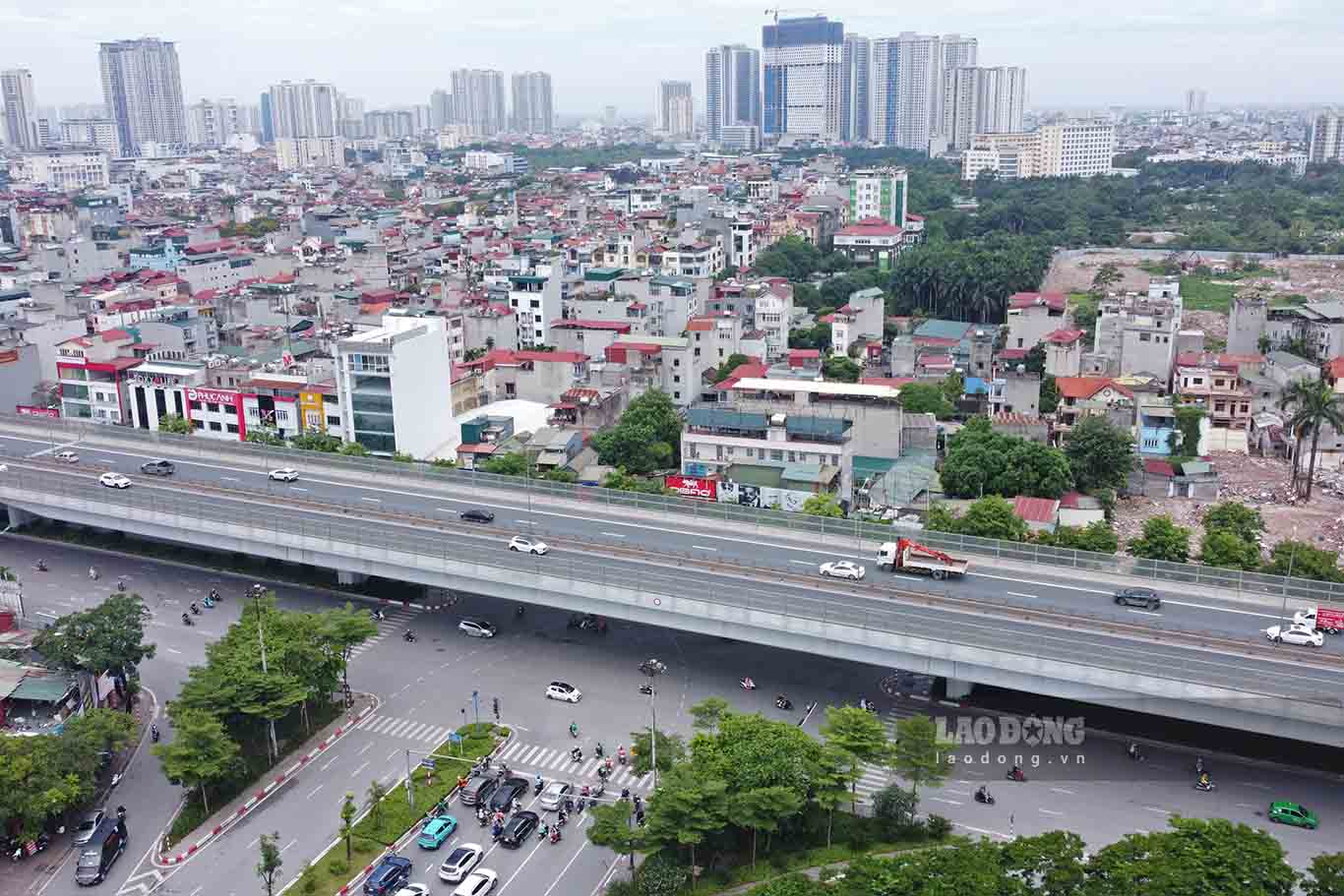 Cách vị trí trên khoảng 4km, Sở GTVT Hà Nội cũng đang nghiên cứu xây dựng hầm chui đường Hoàng Quốc Việt kéo dài với đường Phạm Văn Đồng và kết nối với phố Trần Vỹ.