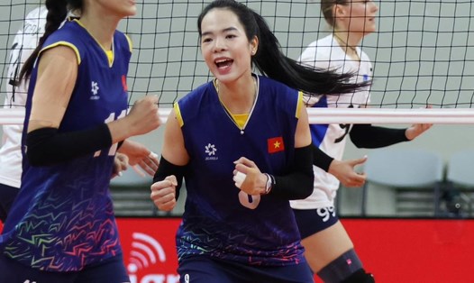 Phụ công Lê Thanh Thúy (số 8) chơi ấn tượng ở vòng bảng giải bóng chuyền nữ quốc tế AVC Challenge Cup 2024. Ảnh: AVC