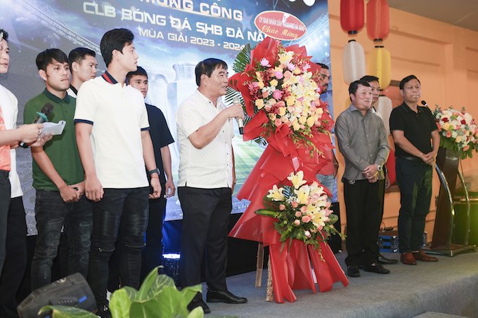 Ông Nguyễn Trọng Thao - Phó Giám đốc Sở Văn hóa Thể thao thành phố Đà Nẵng gửi lời chúc mừng câu lạc bộ. Ảnh: DNFC