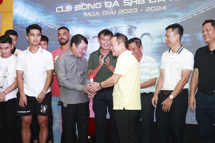 Chủ tịch SHB Đỗ Quang Hiển động viên ban huấn luyện và các cầu thủ Đà Nẵng. Ảnh: DNFC