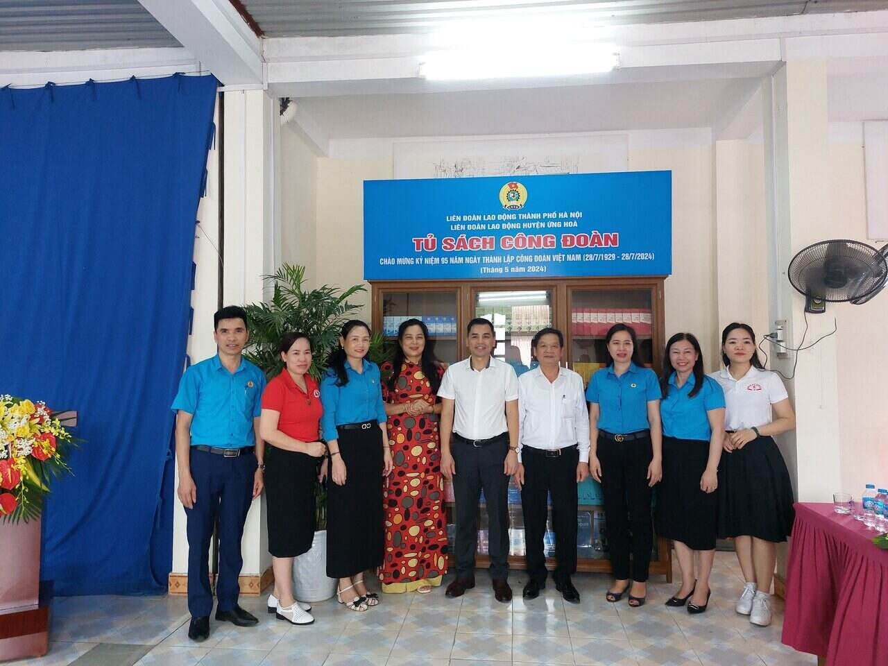 Ông Lê Đình Hùng - Phó Chủ tịch Thường trực Liên đoàn Lao động Thành phố Hà Nội (thứ năm từ phải sang) tại buổi thành lập Tủ sách Công đoàn tại Công ty TNHH Maxcore. Ảnh: Ngọc Ánh