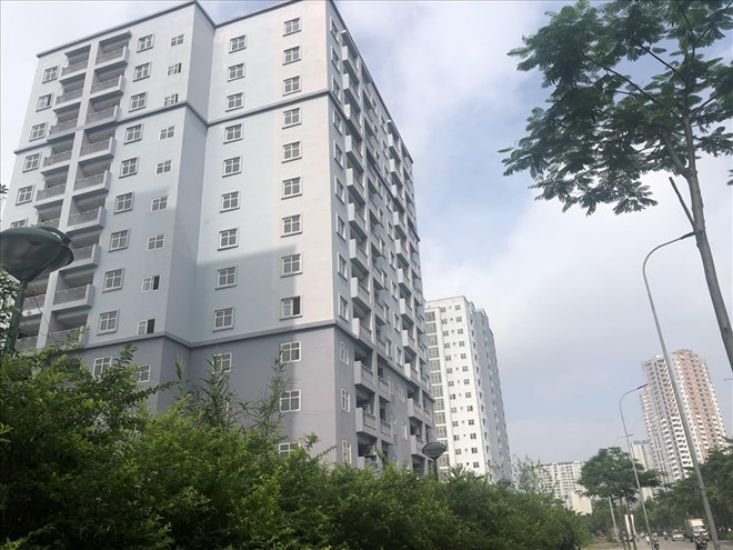 Tòa nhà tái định cư nằm tại vị trí đắc địa trên mặt phố Tân Mai kéo dài (quận Hoàng Mai, Hà Nội) đã hoàn thiện nhưng lại bị bỏ hoang nhiều năm.  Ảnh: Cao Nguyên