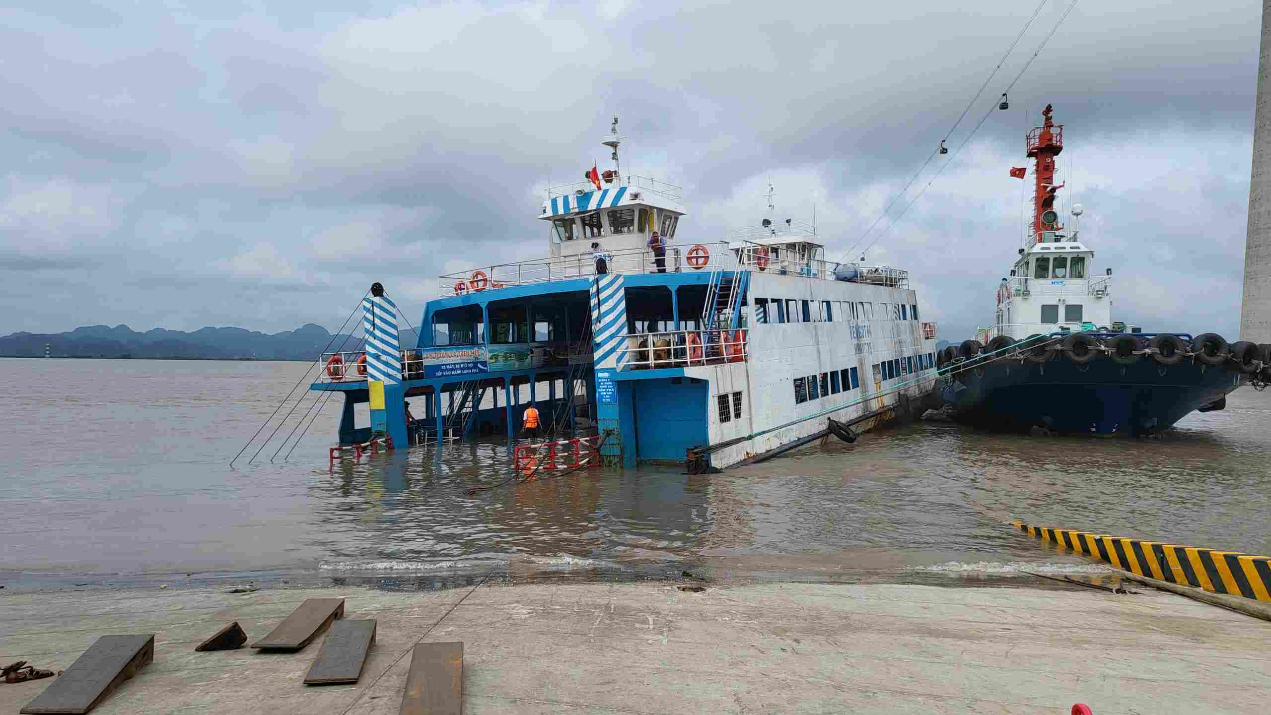 Phà HP 2735 bị ngập nước vào khoang mũi phà. Ảnh: Đại An