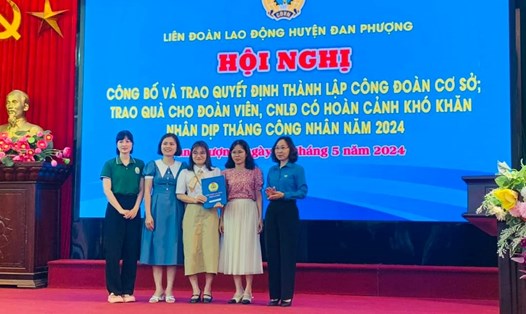 Bà Nguyễn Thị Thủy - Chủ tịch Liên đoàn Lao động huyện Đan Phượng (ngoài cùng bên phải) trao Quyết định thành lập Công đoàn cơ sở. Ảnh: CĐH