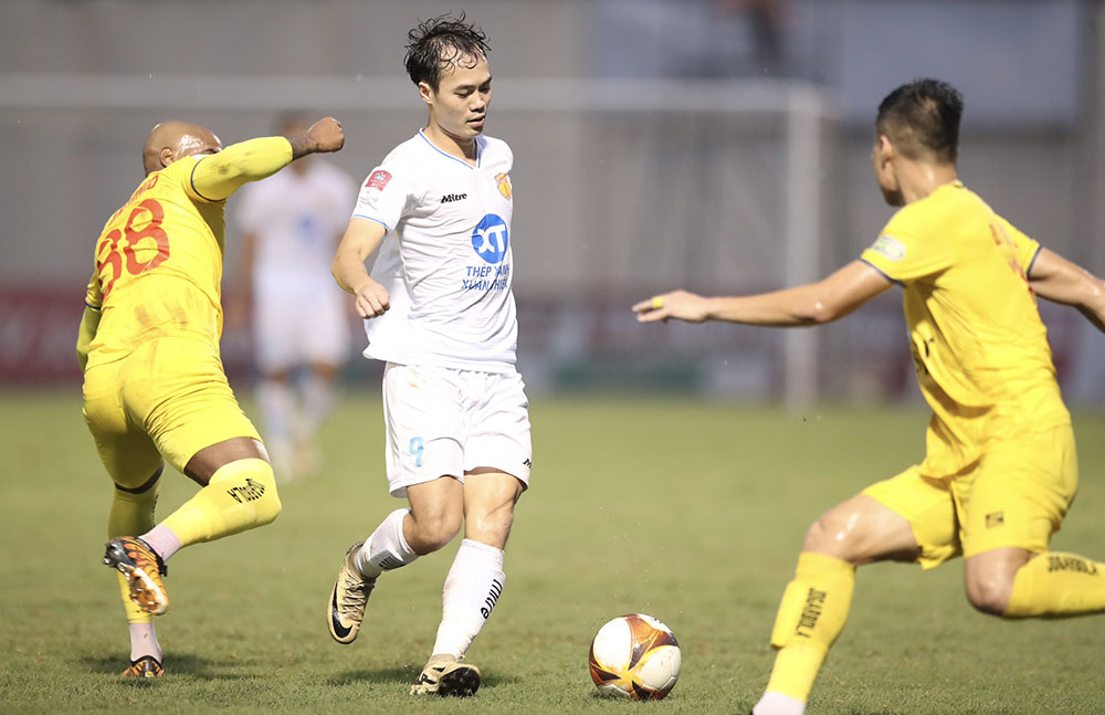 Nam Định gặp nhiều khó khăn trước Thanh Hóa trong hiệp 1. Ảnh: Nam Định FC