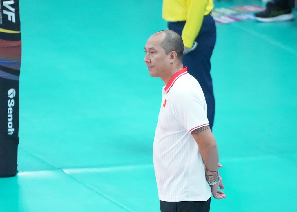 Huấn luyện viên Nguyễn Tuấn Kiệt phải tính toán kĩ lưỡng về nhân sự. Ảnh: VFV
