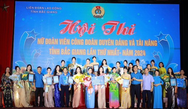 Lãnh đạo Liên đoàn Lao động tỉnh Bắc Giang trao giải cho các thí sinh. Ảnh: Quyết Chiến 