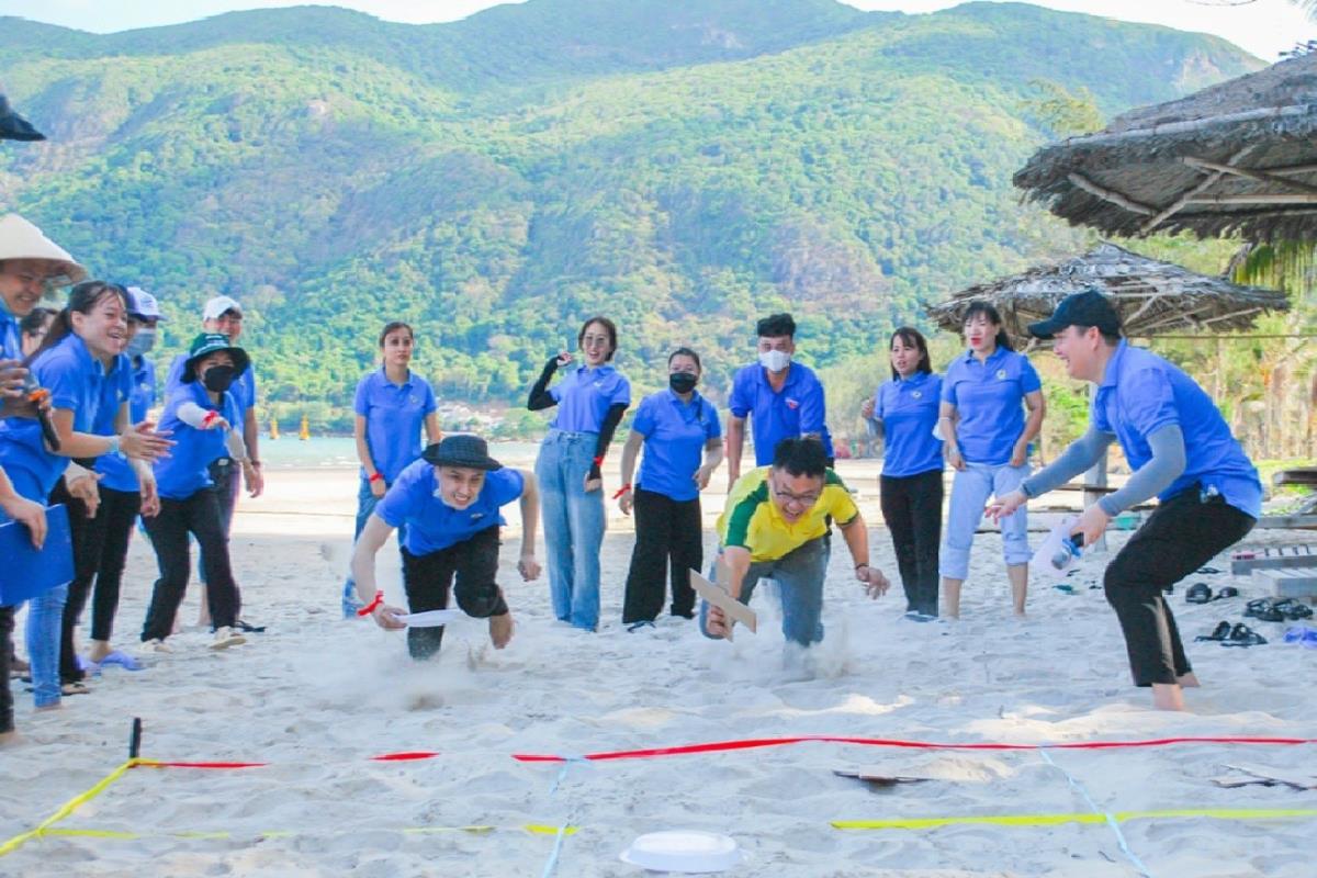 Đoàn viên CĐCS Nhà nghỉ CNLĐ Côn Đảo tham gia môn cờ caro trên cát. Ảnh: LĐLĐ
