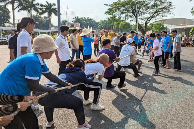 Đoàn viên giao lưu, rèn luyện sức khỏe ở hội thao trong Tháng Công nhân