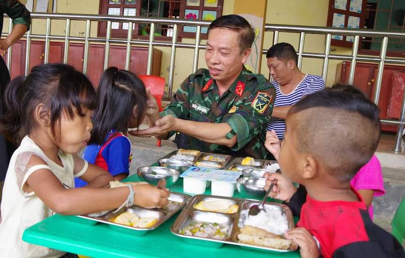 Ban Chỉ huy quân sự huyện Lệ Thủy mang yêu thương đến với học sinh vùng cao. T. Hoàng