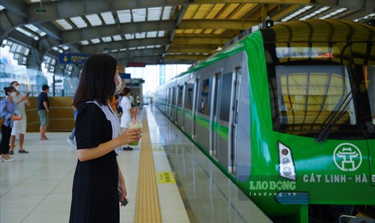 Cát Linh - Hà Đông là tuyến đường sắt đô thị đầu tiên tại Hà Nội được đưa vào vận hành, khai thác thương mại. Ảnh: T.Vương