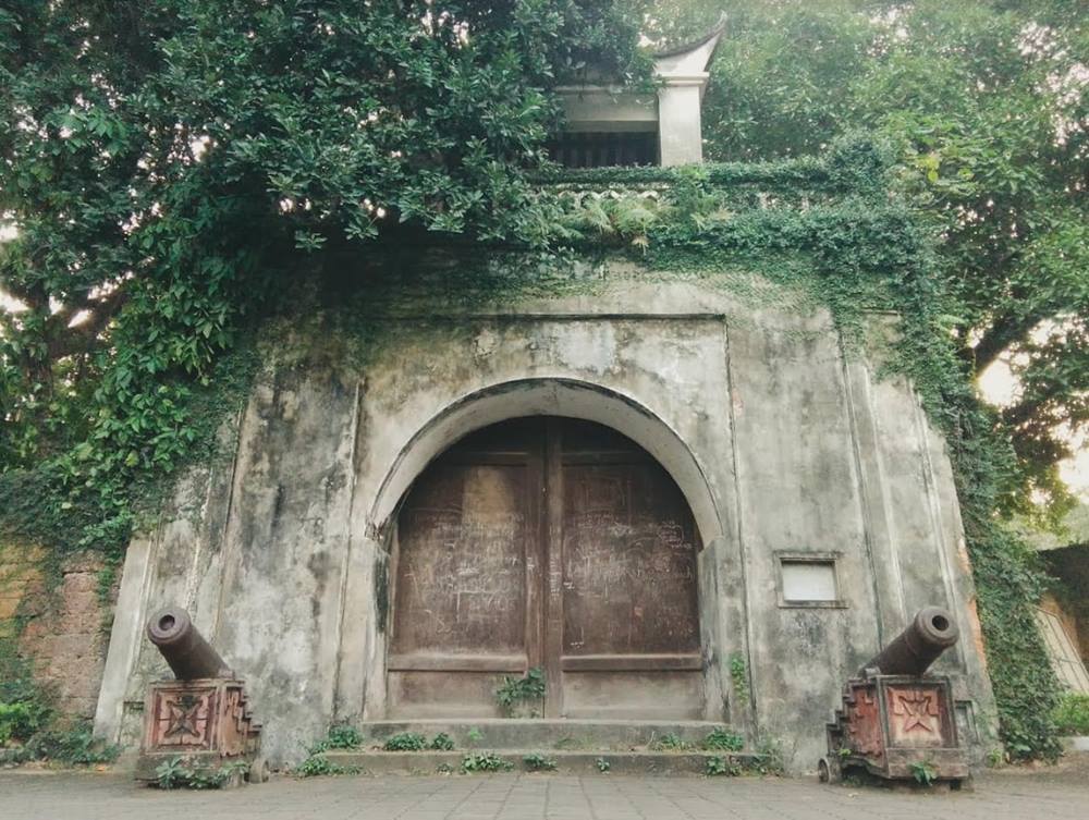 Ngày nay, chỉ còn hai khẩu thần công nằm ở cổng thành phía Bắc. Ảnh: Vũ Đức Hùng