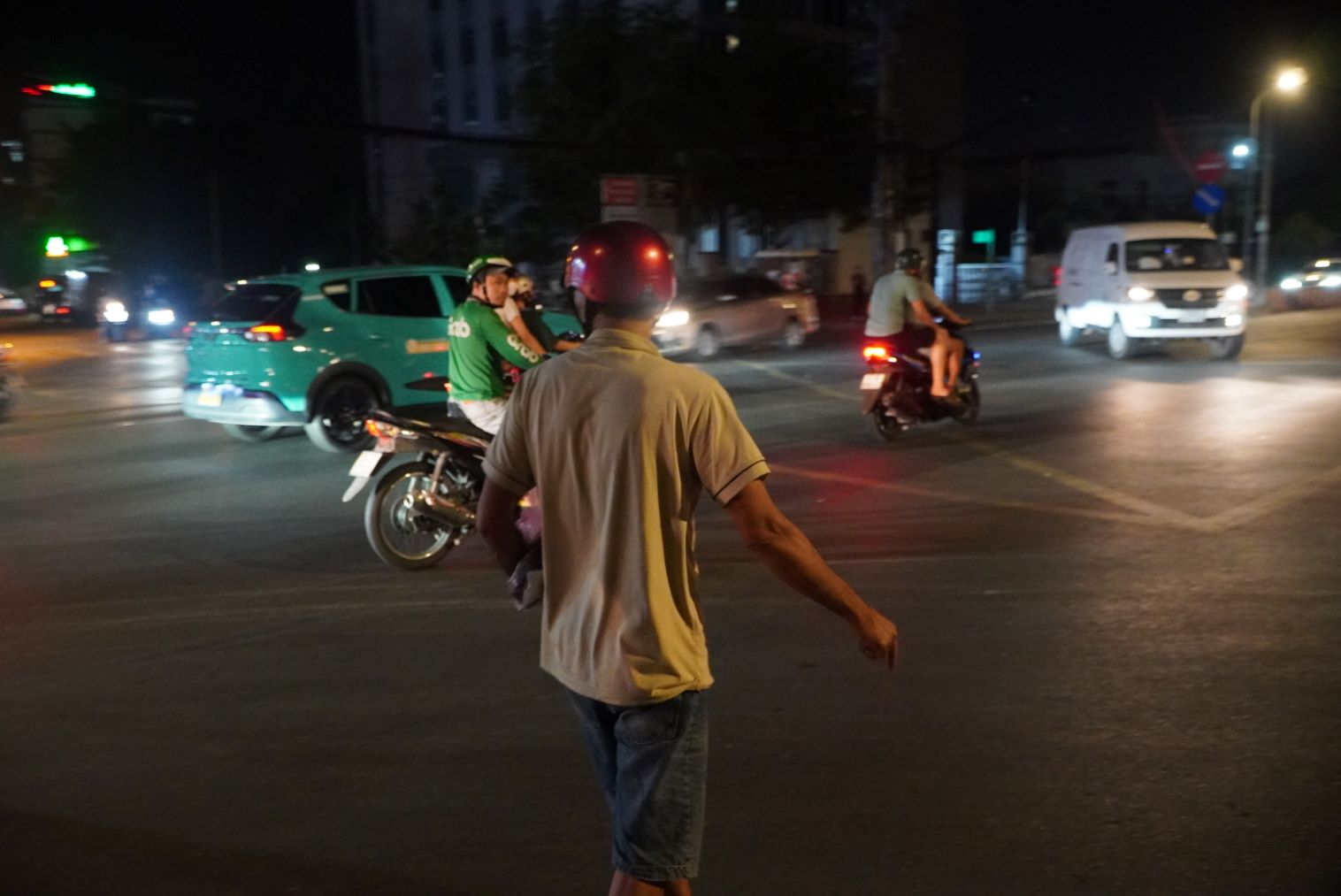 “Tôi thừa nhận có uống, bản thân làm công nhân, mấy anh phạt bao nhiêu“, người đàn ông nói lớn tiếng. Lúc này, một cán bộ CSGT giải thích cho tài xế này hiểu, việc dừng phương tiện kiểm tra nồng độ cồn góp phần ngăn chặn hành vi điều khiển phương tiện gây nguy hiểm cho bản thân, người thân và những người xung quanh. Tuy nhiên, ông này phớt lờ, bỏ xe lại rồi rời đi. 