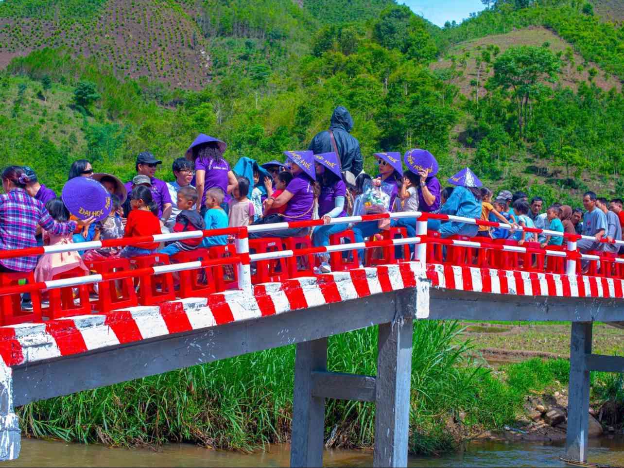 Cây cầu mới đảm bảo việc di chuyển an toàn cho bà con trong thôn, nhất là khi mùa mưa lũ đang đến gần. Ảnh: Lê Nguyên