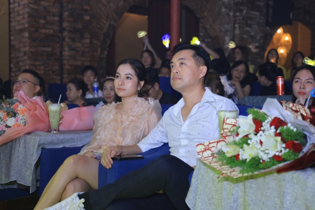 Dương Khắc Linh đến dự đêm nhạc của học trò.