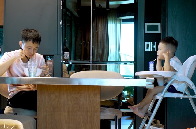 Rhymastic và con trai. Ảnh: NSX.