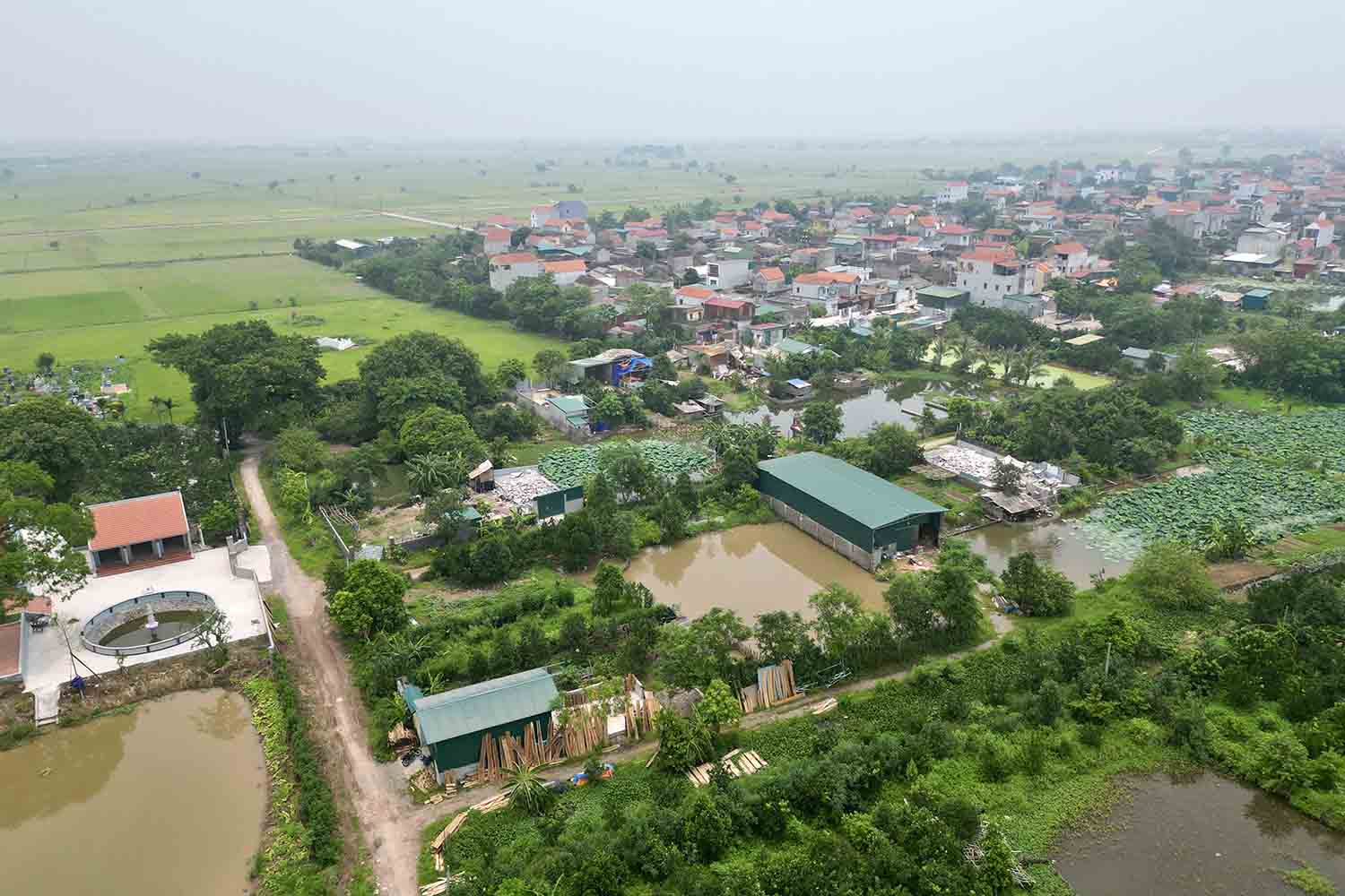 Trong số 15 công trình vi phạm còn lại, có khoảng 10 công trình bắt buộc phải tháo dỡ hoàn toàn, còn một số công trình phù hợp quy hoạch lại có kết cấu an toàn nên chỉ phải tháo dỡ một phần diện tích.