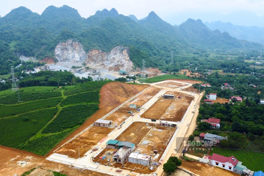 Khu tái định cư xã Hùng An (Bắc Quang) cạnh mỏ đá Công ty TNHH Phương Đông. Ảnh: Việt Bắc