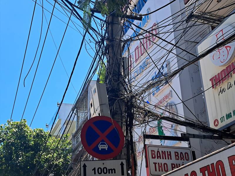 Dây điện chằn chịt như mạng nhện ở tuyến Ông Ích Khiêm (TP Đà Nẵng). Ảnh: Nguyễn Linh