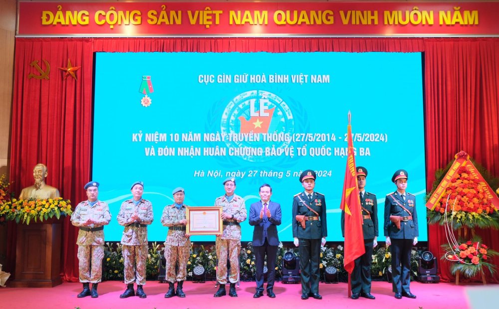Thừa ủy quyền của Chủ tịch nước, Phó Thủ tướng Chính phủ Trần Lưu Quang trao Huân chương Bảo vệ Tổ quốc hạng Ba cho Cục Gìn giữ hòa Việt Nam. Ảnh: Ái Vân