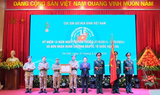 Thừa ủy quyền của Chủ tịch nước, Phó Thủ tướng Chính phủ Trần Lưu Quang trao Huân chương Bảo vệ Tổ quốc hạng Ba cho Cục Gìn giữ hòa Việt Nam. Ảnh: Ái Vân