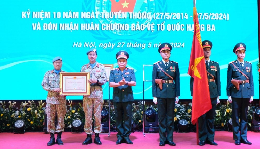 Thượng tướng Hoàng Xuân Chiến - Thứ trưởng Bộ Quốc phòng, trao Huân chương Bảo vệ Tổ quốc hạng Ba cho Đội Công binh số 1. Ảnh: Ái Vân