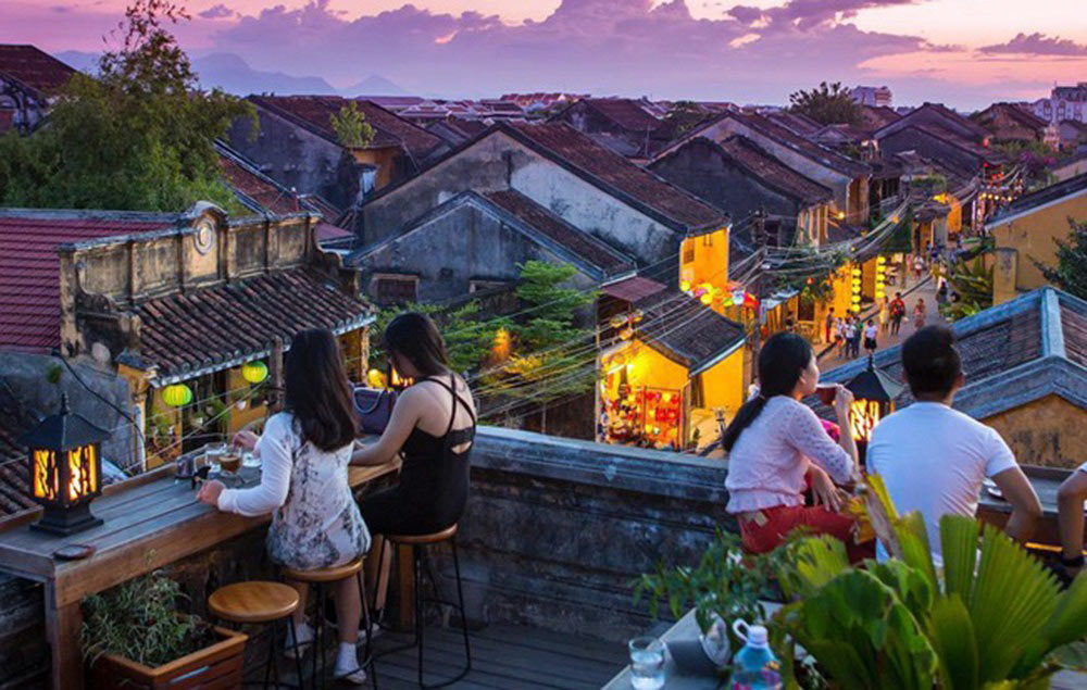 Quán cà phê có view đẹp nằm trên đường Trần Phú, Hội An, Quảng Nam. Ảnh: presnenskij