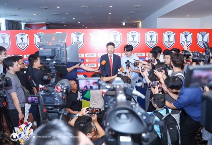 Huấn luyện viên Kim Sang-sik và sự lựa chọn an toàn với bản danh sách tuyển Việt Nam. Ảnh: VFF