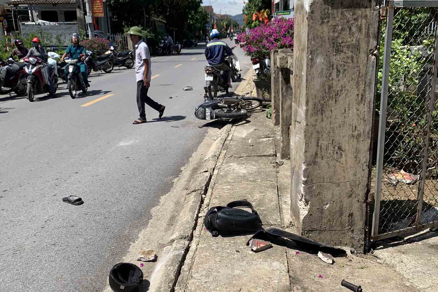 Hiện trường vụ tai nạn 3 nam sinh đâm vào trụ cổng nhà dân. Ảnh: Trần Tuấn