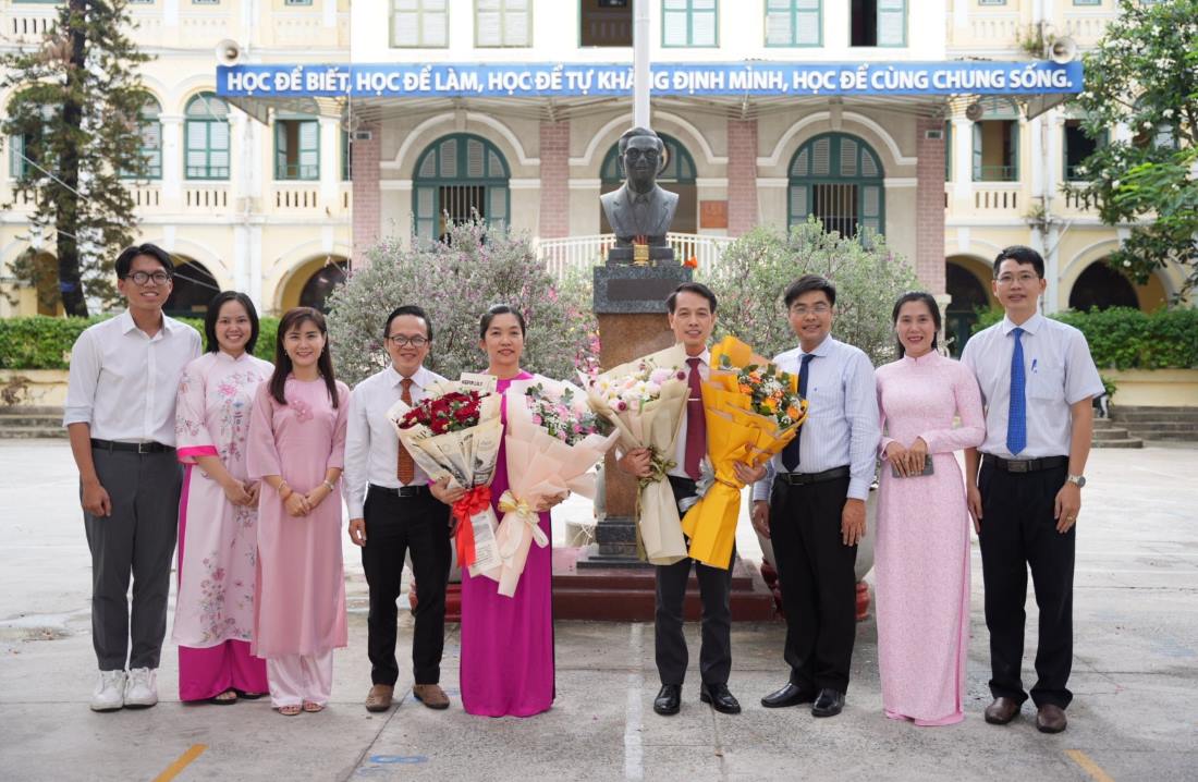 Tân Hiệu trưởng Trường THCS-THPT Trần Đại Nghĩa và Trường THPT chuyên Trần Đại Nghĩa (cầm hoa). Ảnh: Việt Dũng 