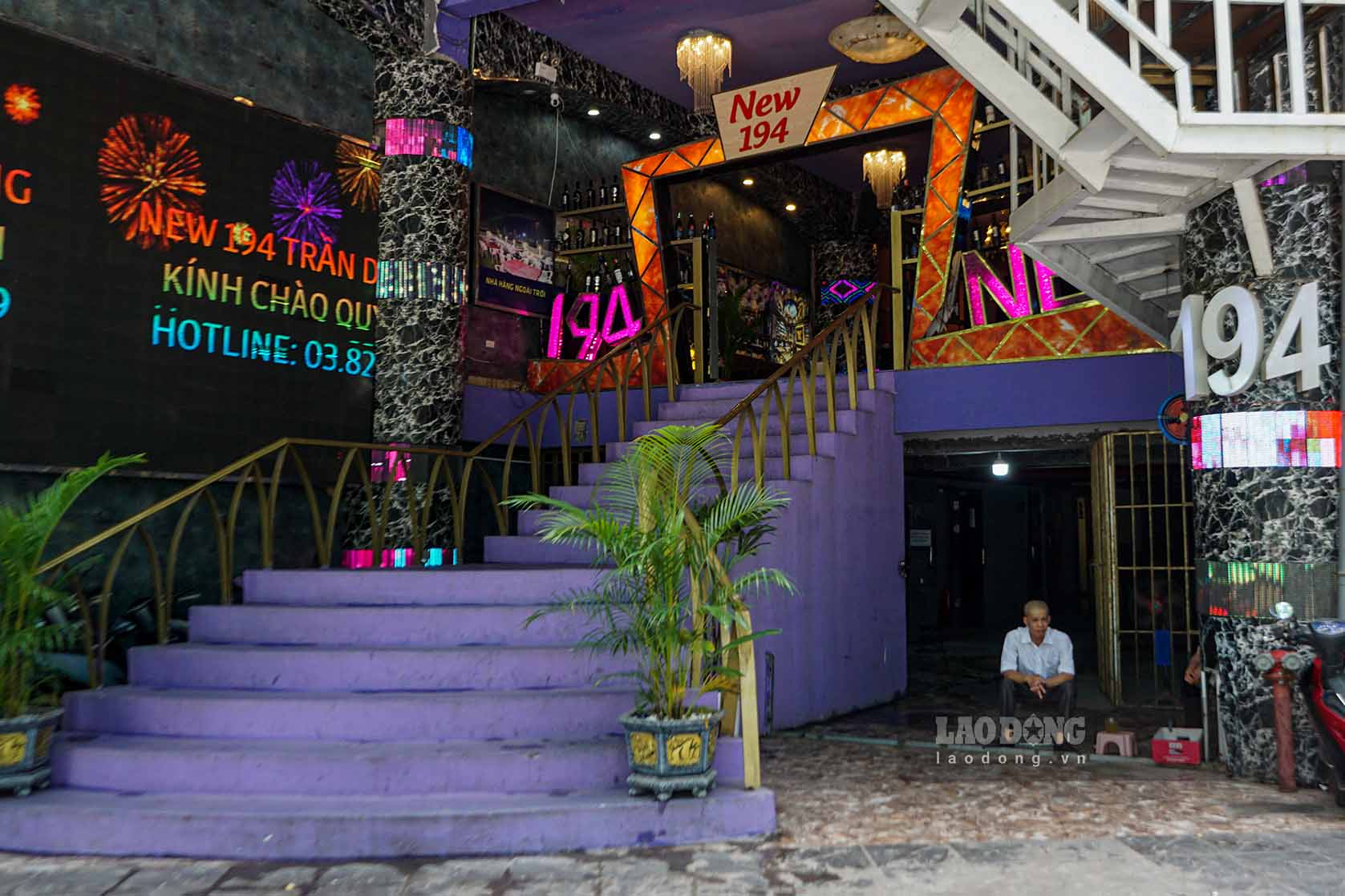 Tương tự tại quán karaoke tại số 194 đường Trần Duy Hưng vẫn mở cửa và chạy màn hình led quảng cáo để thu hút khách hàng sử dụng dịch vụ.