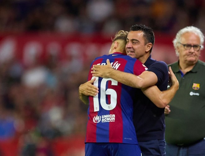 Cái ôm của Xavi và Fermin Lopez có ý nghĩa rất lớn. Ảnh: FC Barca