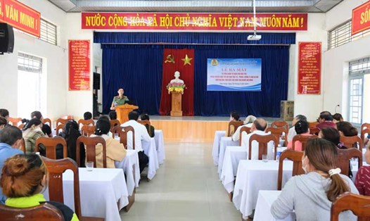  LĐLĐ huyện Hòa Vang, Đà Nẵng ra mắt Tổ công nhân tự quản khu nhà trọ trên địa bàn xã Hòa Sơn với gần 50 công nhân lao động tạm trú. Ảnh: Phương Trà
