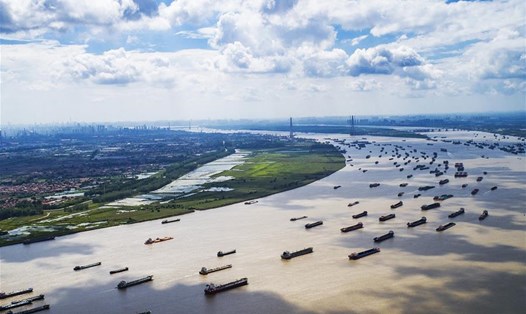 Tàu thuyền trên sông Dương Tử đoạn qua Vũ Hán, Hồ Bắc, Trung Quốc, tháng 8.2018. Ảnh: Xinhua