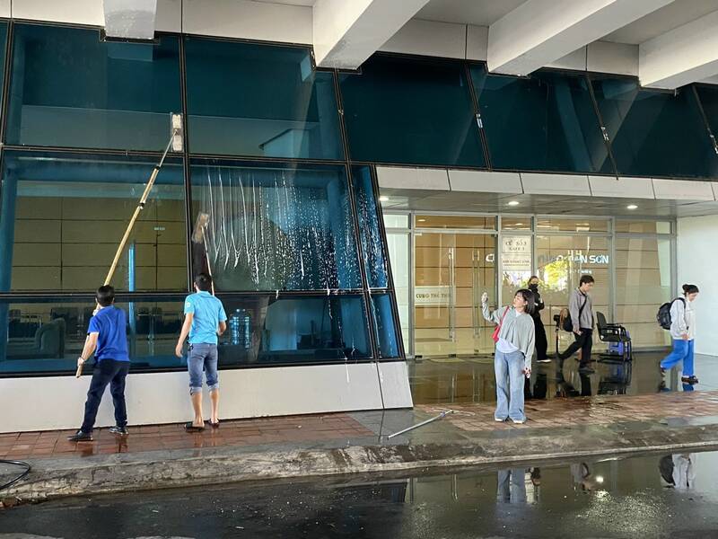 Dọn vệ sinh tại cung thể thao Tiên Sơn để phục vụ cho Đại hội thể thao học sinh Đông Nam Á lần thứ 13 tại Đà Nẵng. Ảnh: Trần Thi