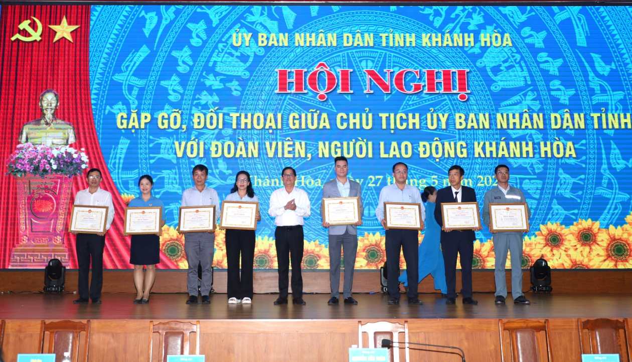 Ông Nguyễn Tấn Tuân - Chủ tịch UBND tỉnh Khánh Hòa tăng bằng khen cho các doanh nghiệp có nhiều chính sách phúc lợi cho NLĐ. Ảnh: Phương Linh