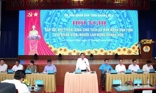 Chủ tịch UBND tỉnh Khánh Hòa đối thoại với đoàn viên, người lao động. Ảnh: Phương Linh